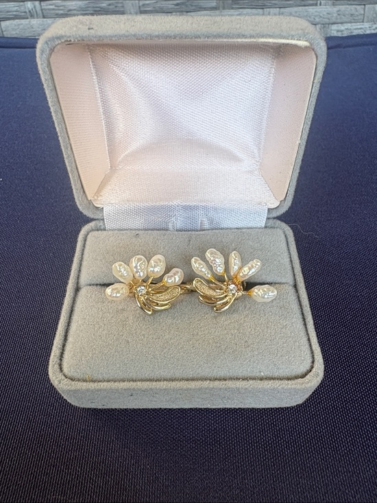 Vintage Jewelry - Floral Pearl seed Clip-On Earrings - Unbranded